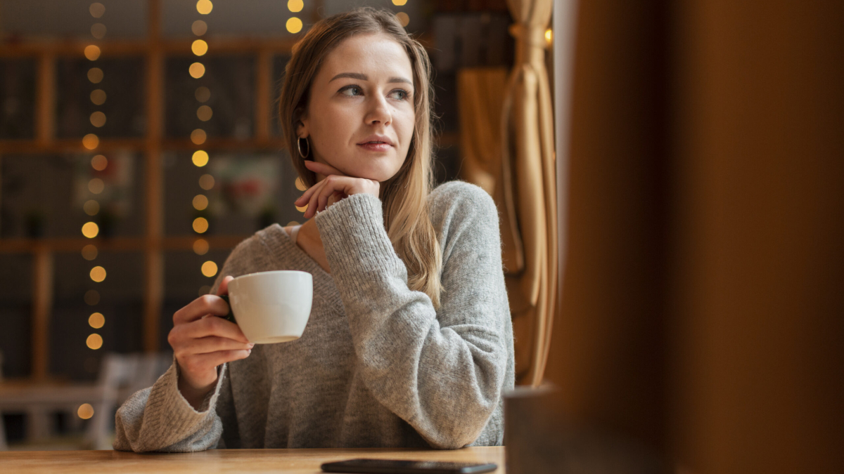 portrait-beautiful-woman-restaurant